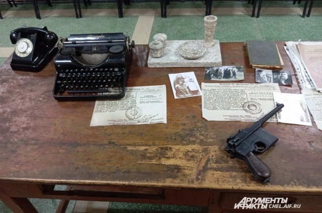 Стол НКВДшника выглядит устрашающе.