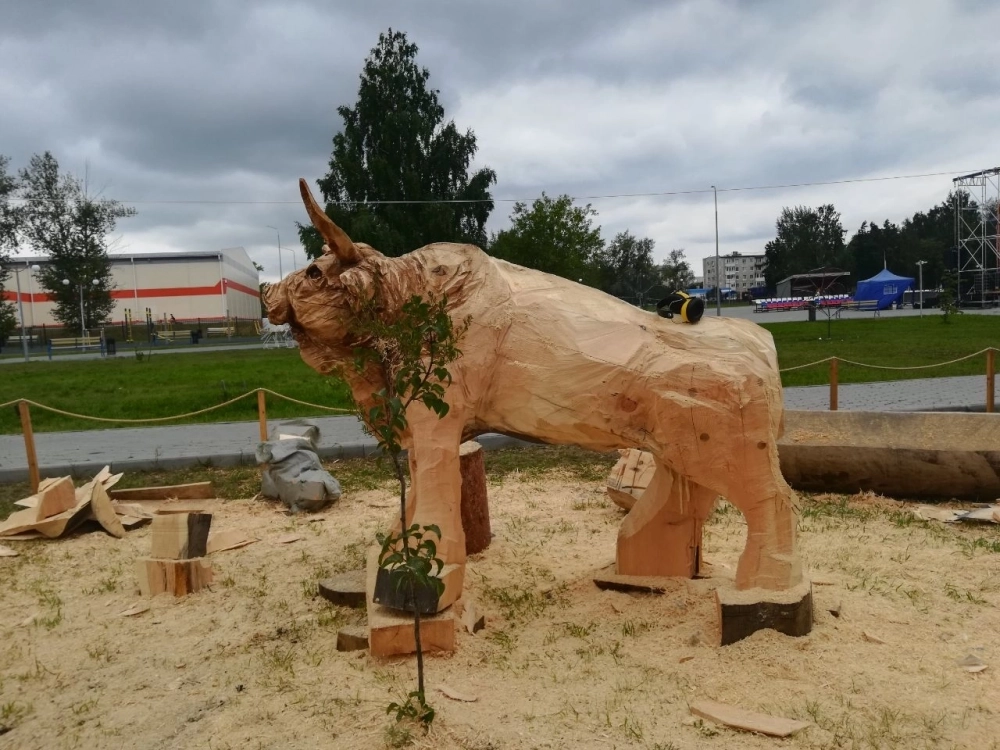 Бык, изображённый на городском гербе, теперь появился и в парке.