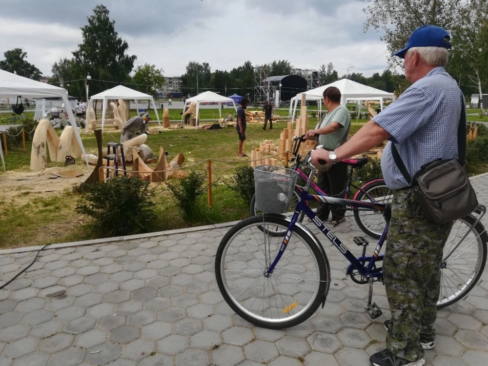 Горожане специально приезжают в парк, чтобы понаблюдать за работой художников.