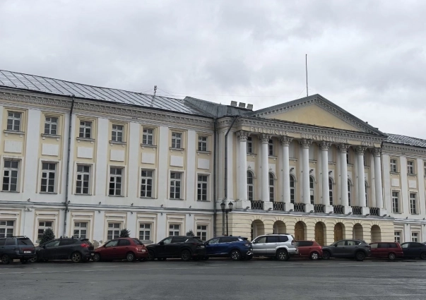 Теперь вместо лип стоят только машины...