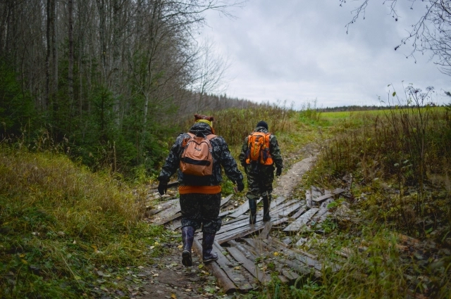 Искать людей приходится в труднопроходимых местах, в любую погоду.