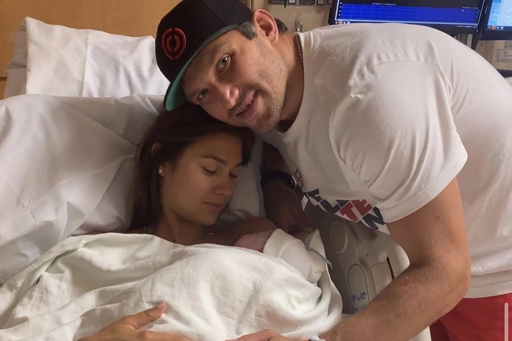 Александр Овечкин с женой после рождения второго сына - Ильи..