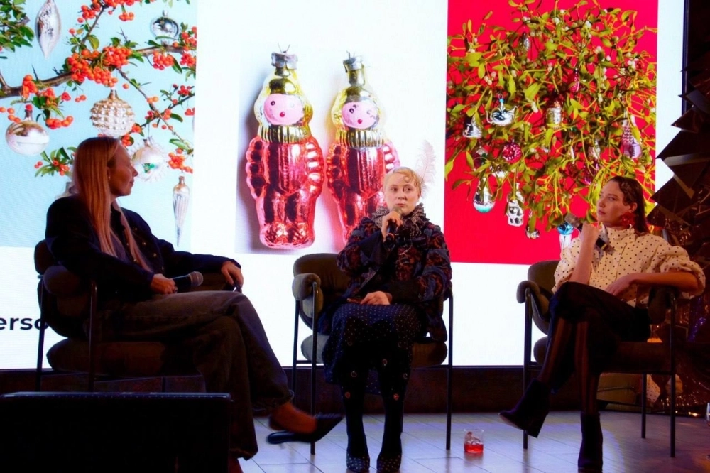 Британский дизайнер Джонатан Андерсон создал коллекцию новогодних игрушек, похожих на советские.