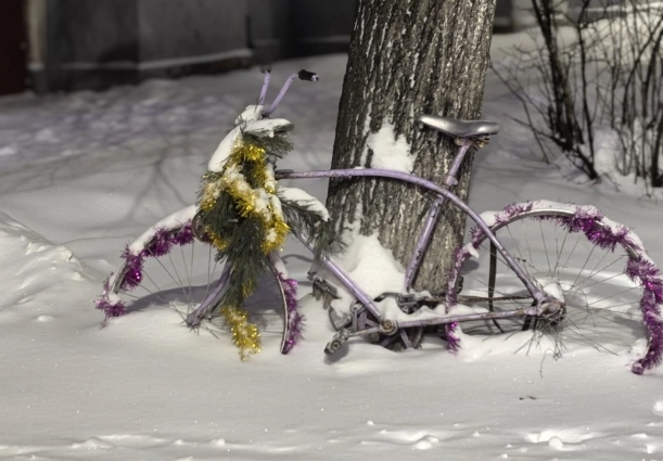 Под толщей снега оказались все тротуары.