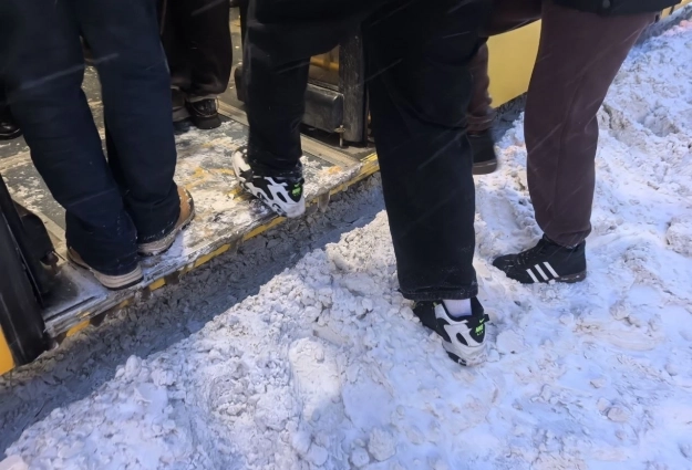 Сложно поставить ногу на твердую опору...