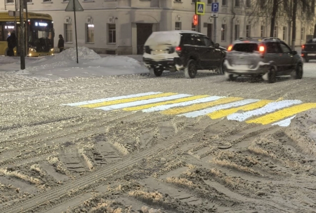 Машины буксовали прямо на дороге.