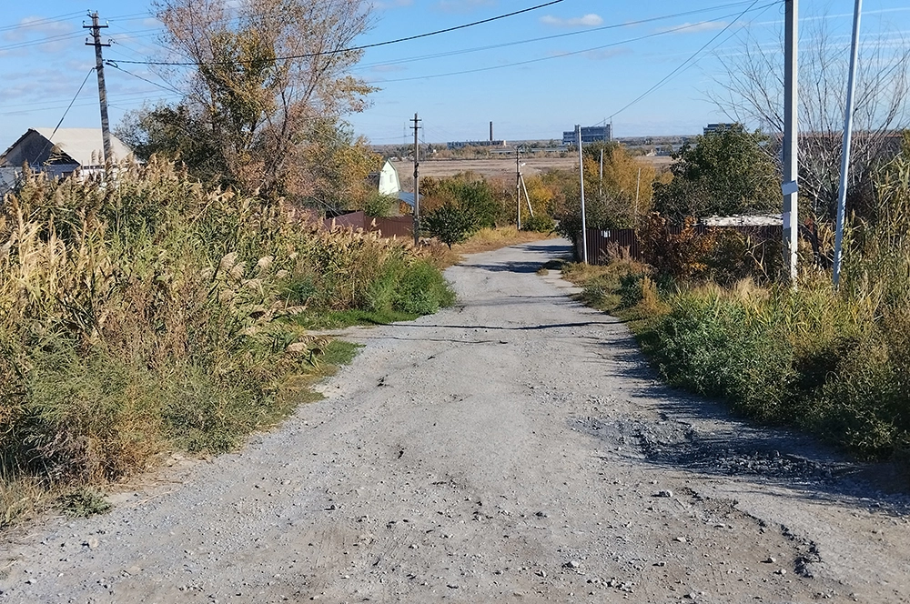 Расстояние до ближайшей школы 2–2,5 км, до детского сада – 3 км, ближайшая остановка автобуса – в&nbsp;1,5–2 км.