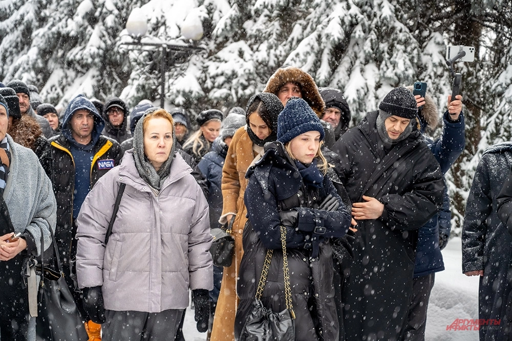 Прощание с продюсером и телеведущим Александром Олейниковым.