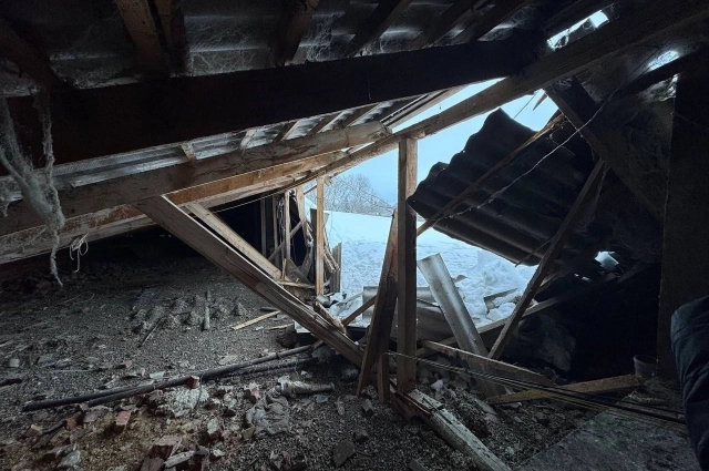 Под тяжестью снега рушатся крыши домов.