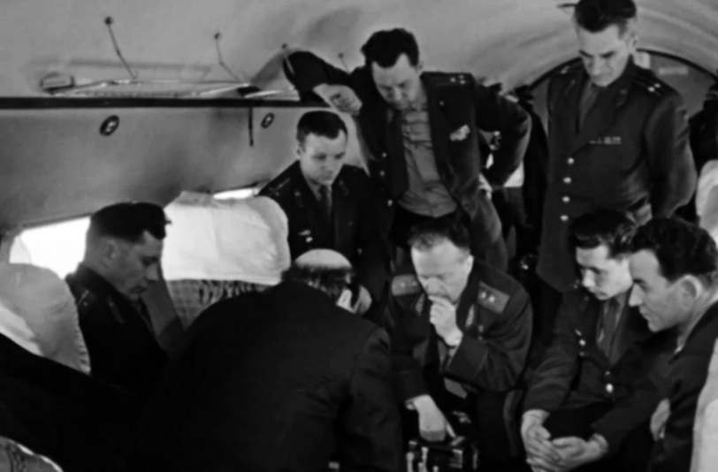 Евгений Карпов третий слева (стоит), 1961 г.