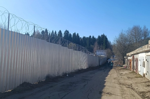 За забором находится нерестовый водоём.