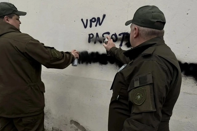 Активисты Дома национальных культур закрашивали запрещённую рекламу вместе с полицейскими и казаками.