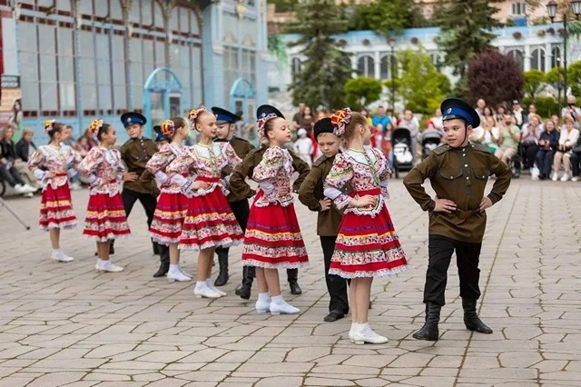 Дети из Дома национальных культур охотно выступают на городских праздниках. 