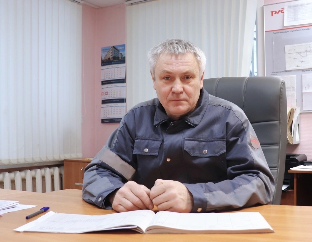Роман Нахаев – старший электромеханик связи. Более 30 лет обеспечивает бесперебойную работу устройств связи на Смоленской магистрали. В 2026 году занесён на городскую Доску почёта.