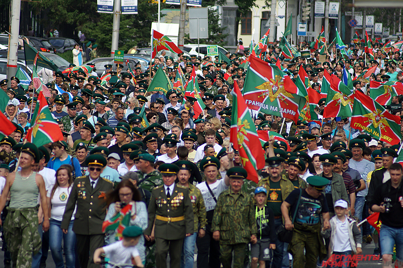 Традиционное шествие военных состоялось утром.