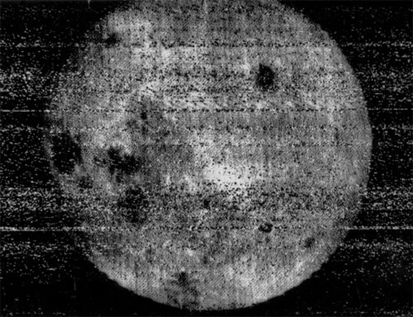Первое изображение, переданное КА «Луна-3», показывающее обратную сторону Луны