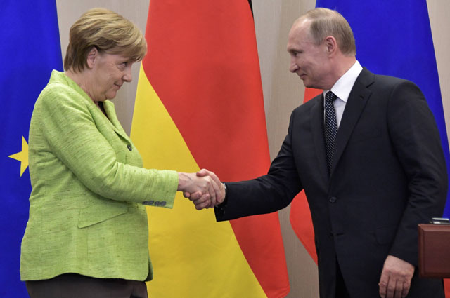 Президент РФ Владимир Путин и федеральный канцлер ФРГ Ангела Меркель во время совместной пресс-конференции по итогам встречи.