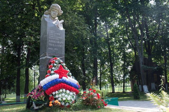 Памятник Александру Чекалину в городе Чекалин.