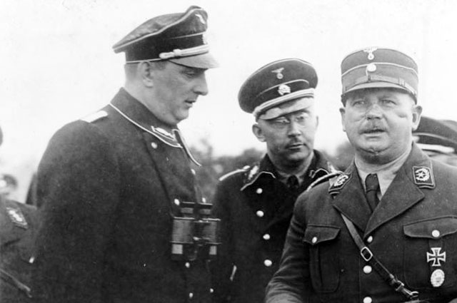 Эрнст Рём (справа) с Куртом Далюге и Генрихом Гиммлером в августе 1933