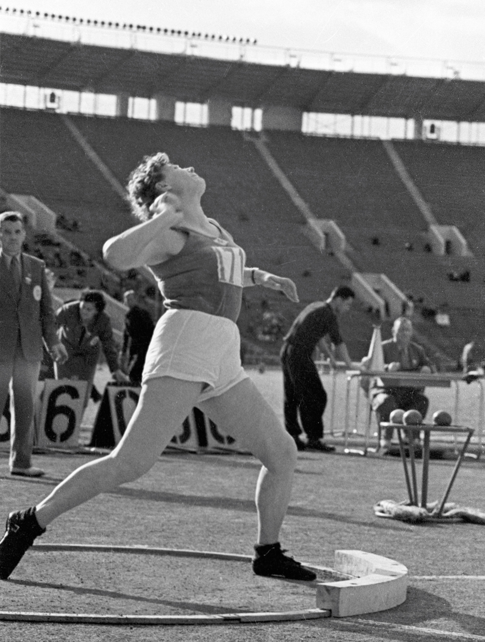 Рекордсменка мира по толканию ядра Галина Зыбина готовится к броску, 1956 г.