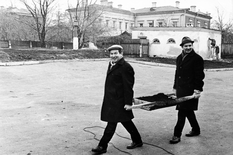 На субботнике во время строительства Ленинского мемориала.