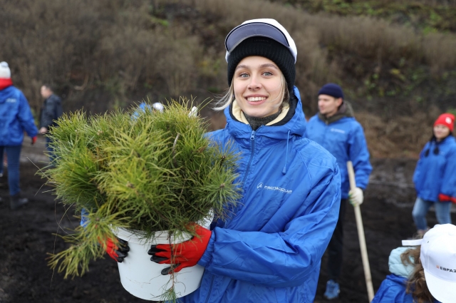 Для многих волонтеров это первое дерево посаженное своими руками.