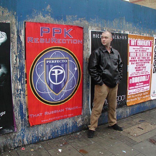 Сергей Пименов в Лондоне в 2001 году на фоне афиши «ППК».