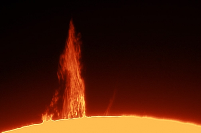 Протуберанец — гигантский фонтан раскаленного газа, который поднимается и удерживается над поверхностью Солнца магнитным полем.