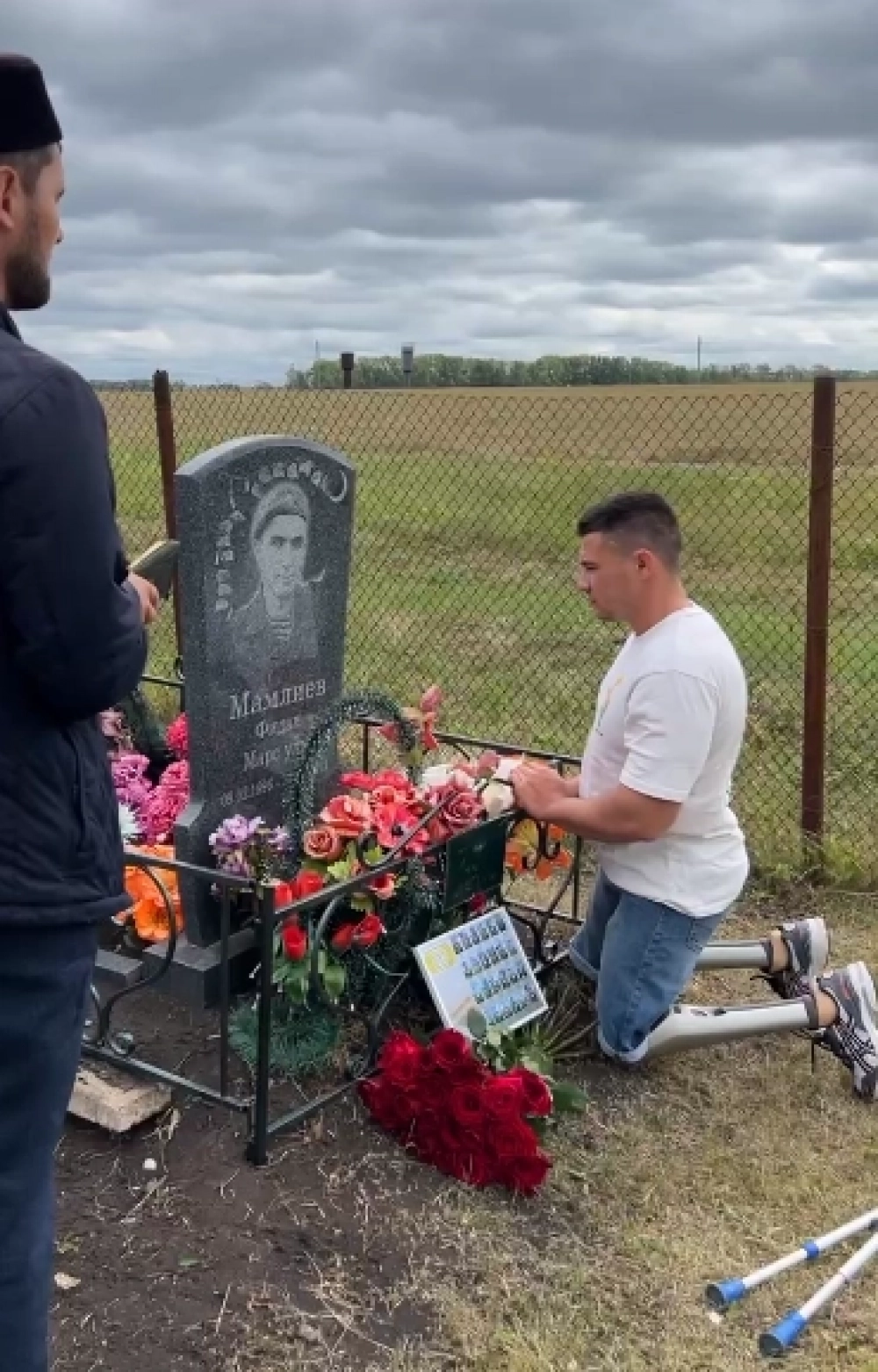 Рустам на могиле одного из погибших 12 июля 2015 года.