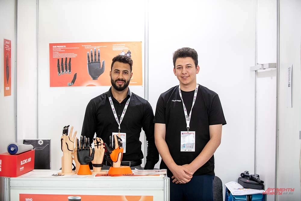 Разработчик Мансур Хамада (слева).