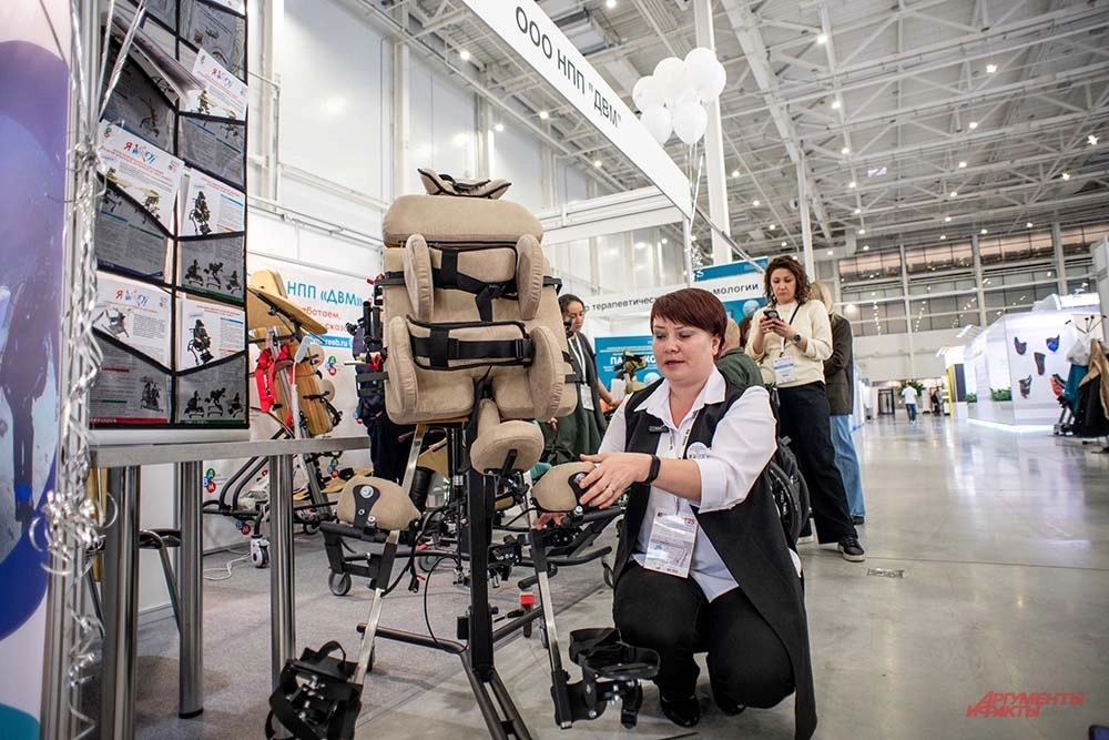 Екатерина Карпова представляет опоры для стояния с разведением ног.