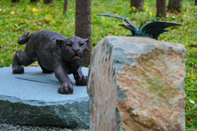 Памятник двум тигрятам