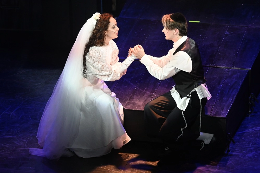 Валерия Ланская (Лия) и Ярослав Баярунас (Хонон) в сцене из мюзикла «Между двух миров» в постановке режиссера Нины Чусовой в театре Московского дворца молодежи (МДМ).