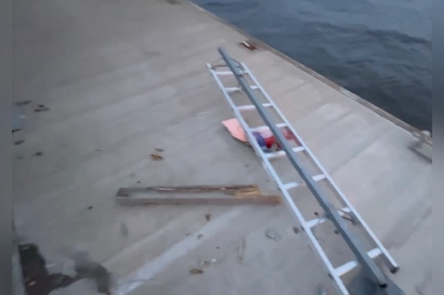 Катер протаранил пирс.