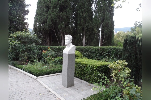 Памятник Чехову. После акта вандализма в 2002 году бюст отреставрировали.