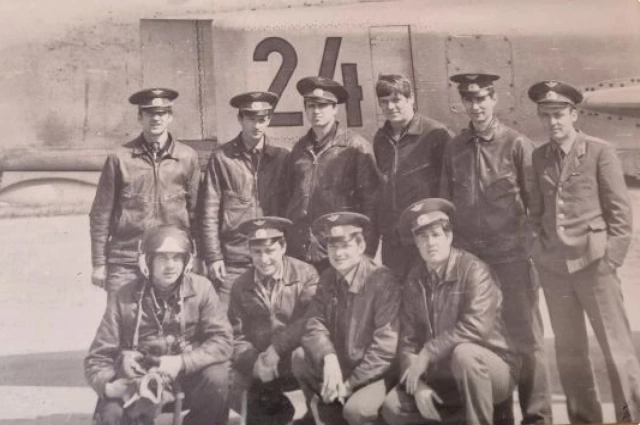 Владимир Миронов с однополчанами на фоне истребителя СУ-15, который они перегнали для консервации.