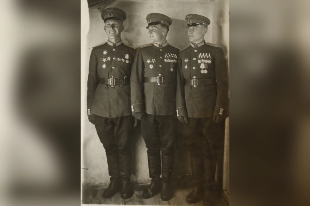 Герой Советского Союза Александр Вильямсон (крайний слева).