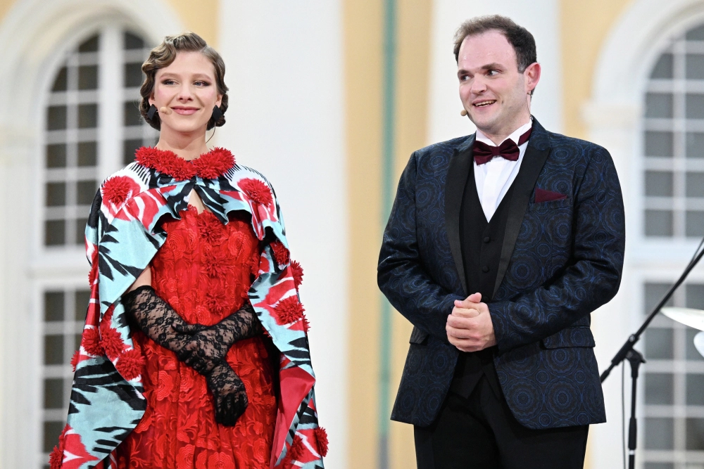 Ведущие, актриса Елизавета Арзамасова и артист Московского театра оперетты Александр Бабик