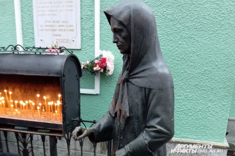 Памятник Ксении Петербургской ab2 на Смоленском кладбище в Санкт-Петербурге.