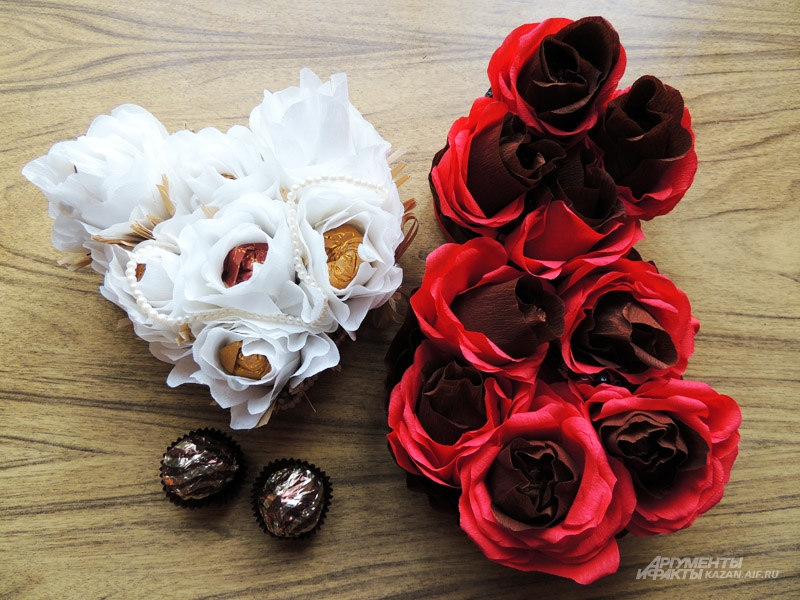 Сборка цветочной корзины из конфет
