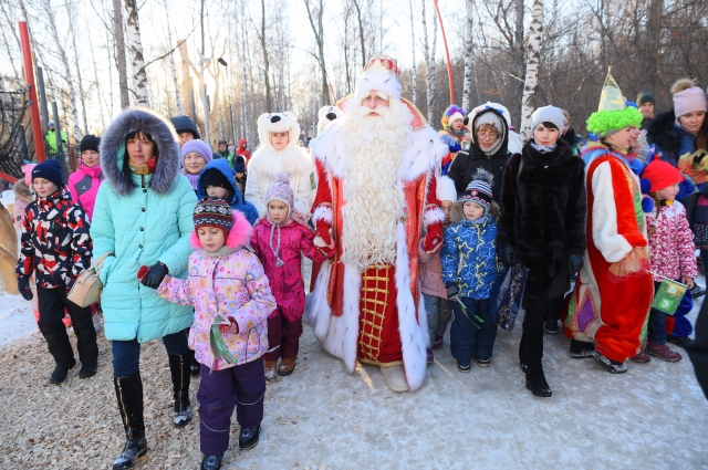 В каждом городе Дед Мороз проводит встречи с детьми.
