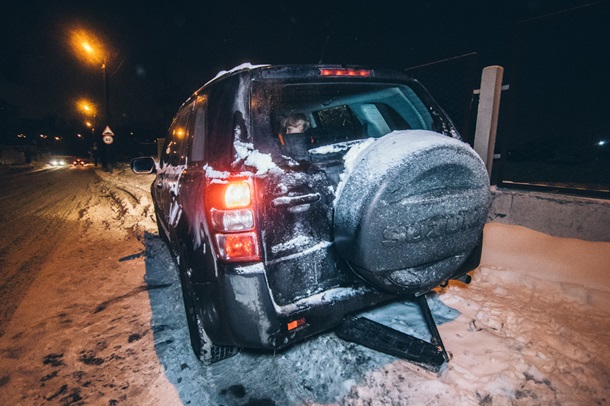 У Volkswagen незначительно пострадала передняя часть, а у Suzuki помялась задняя маска автомобиля.