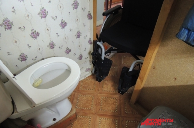 Анна Степановне в комнате сделали туалет, но инвалидное кресло не проходит в проём.