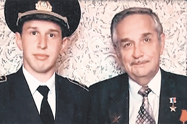Сын Евгений стал гражданским лётчиком.