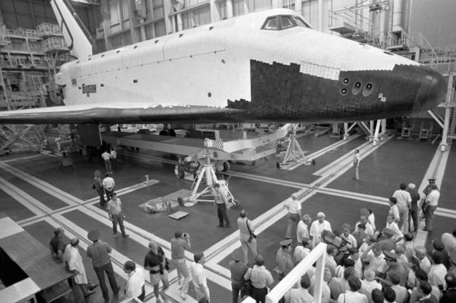 Советский космический корабль многоразового использования Буран во время демонстрации американцам на космодроме Байконур. 1989 год