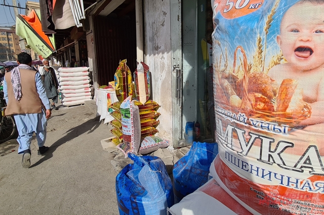 Это мука из Казахстана, но кабульские торговцы продают ее как «муку шурави».