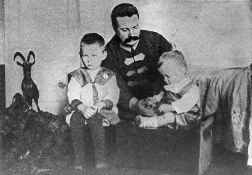 Михаил Фрунзе с детьми Тимуром и Татьяной, 1925 год.