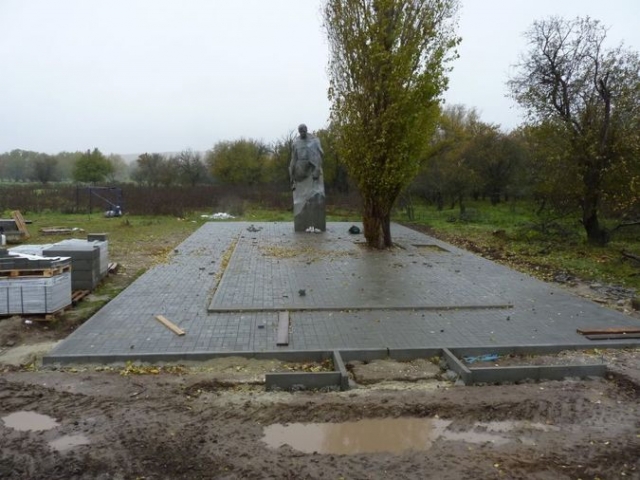 Братскую могилу восстанавливают в хуторе Нижняя Бузиновка. 