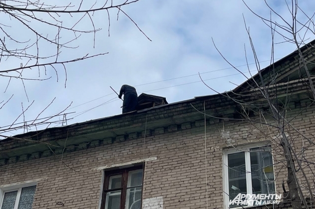 Люди возмущены качеством очистки крыш от снега в Березниках.