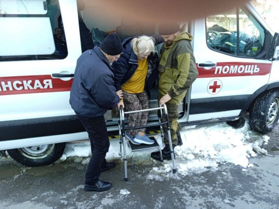 Бабушка Рая с волонтёрами уже в Гуково.